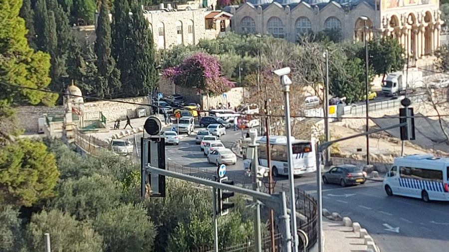 شاهدوا : مقدسيون يُفشلون محاولة مستوطن إحراق كنيسة الجثمانية في القدس